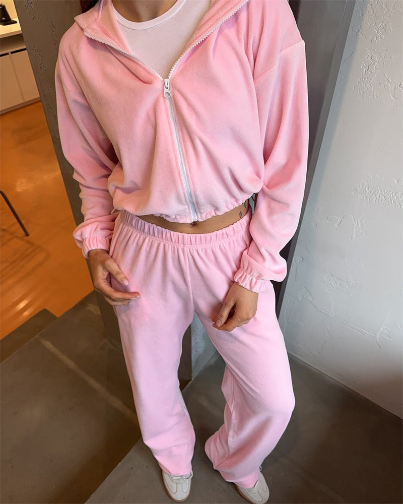 Damen cropped Kapuzen-Zipjacke mit gerafftem Elastiksaum und hochtaillierter Relax-Hose aus softem Sweat Eichborn Berlin