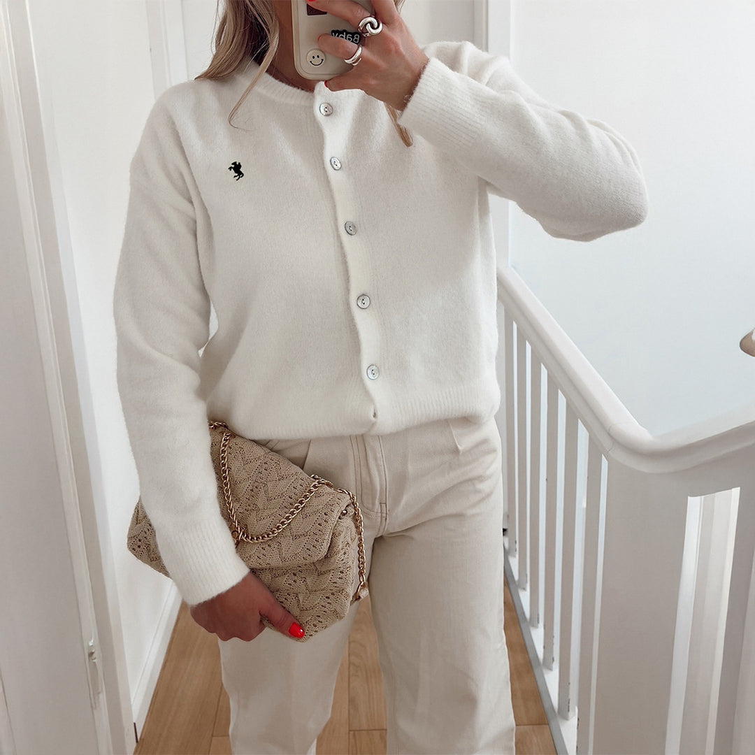 Damen nan kurze Feinstrick‑Strickjacke mit Perlmuttknöpfen, Rundhalsausschnitt und zierlichem Pferde‑Stick EB