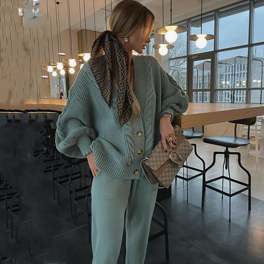 Damen Grobstrickjacke mit V-Ausschnitt und Knöpfen EB