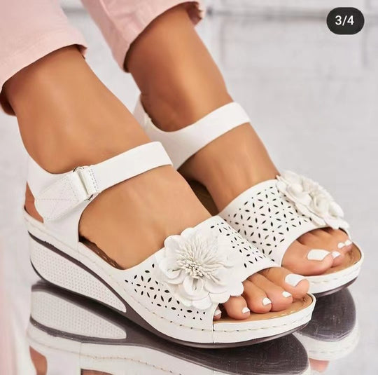 Damen elegante und komfortable Sandalen mit floralem Cut-Out-Design EB