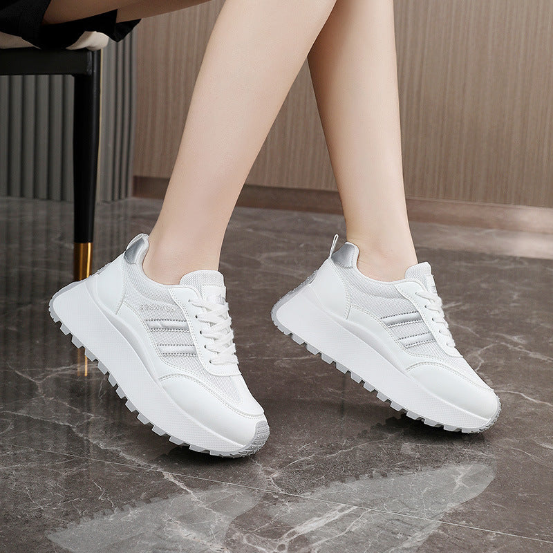 Damen Sportliche Plateau Sneakers mit strukturierter Laufsohle und modischen Akzenten EB