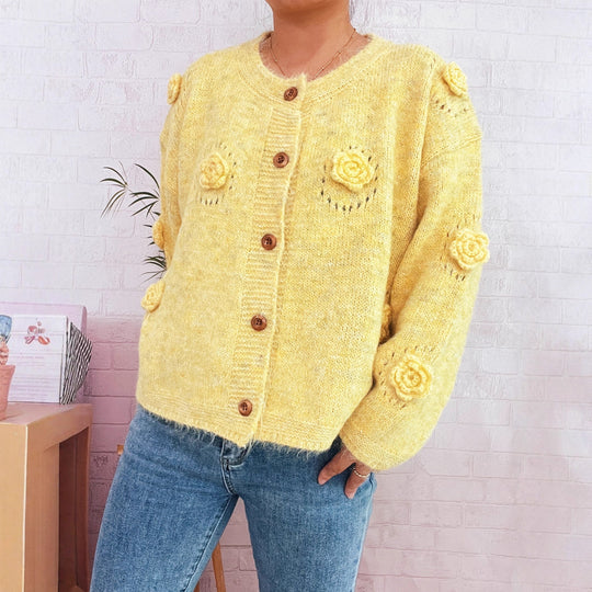 Damen Strickjacke mit floralen Applikationen und dekorativen Knöpfen EB