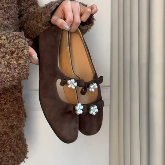 Damen Ballerina-Schuhe mit dekorativem Blumenakzent und flexiblem Riemchen EB