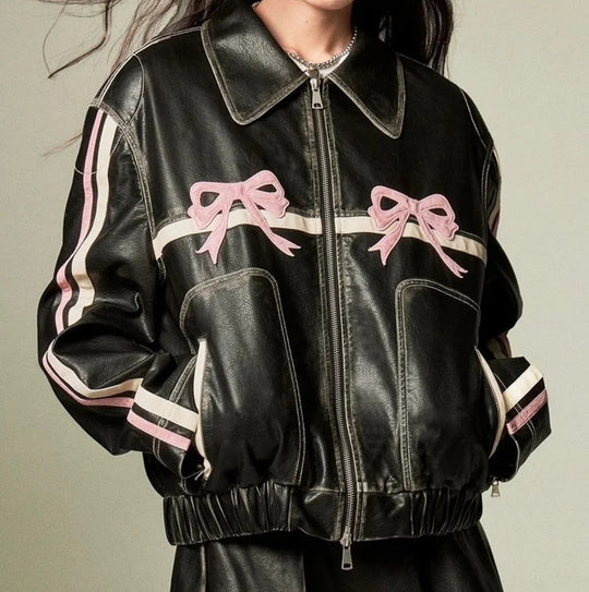 Damen Modische Kunstlederjacke mit dekorativen Schleifen und sportlichen Streifen EB