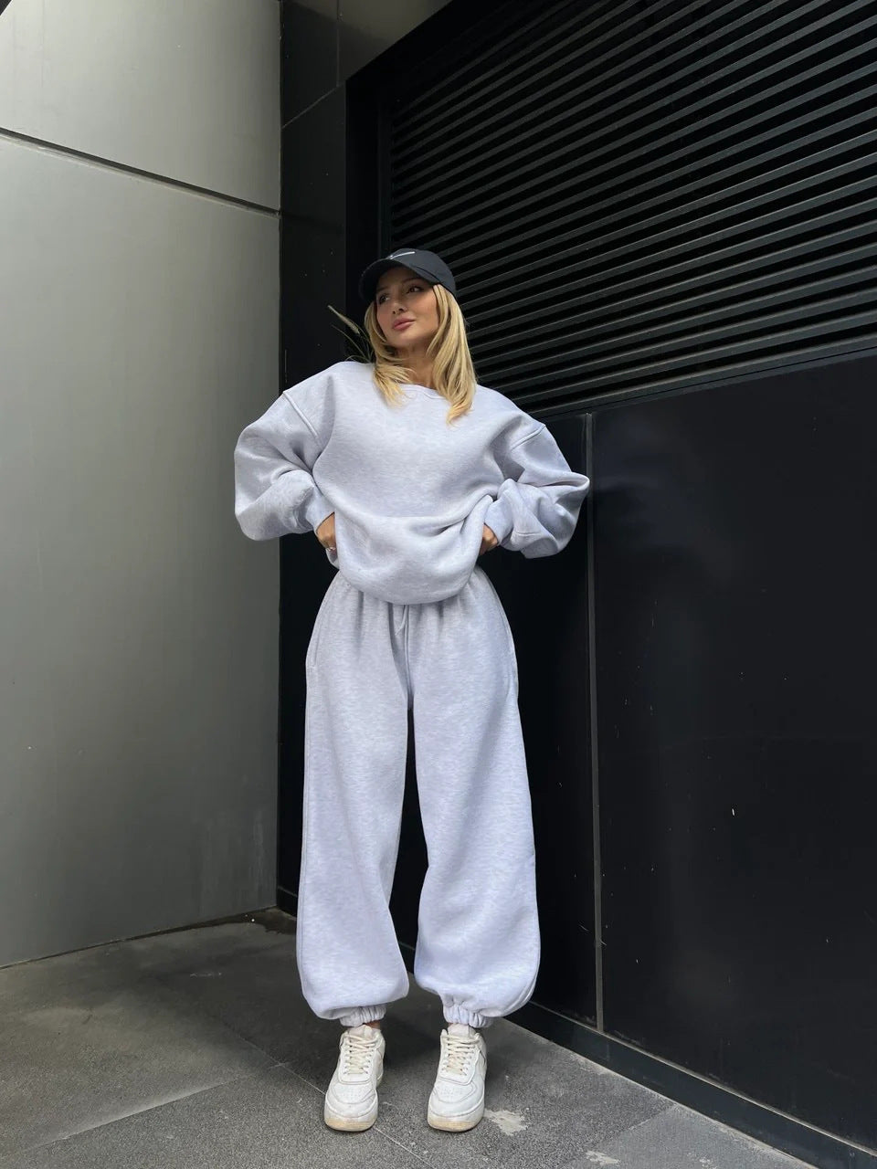 Damen Oversize-Crewneck und High-Waist Tunnelzug-Jogginghose Set aus weichem French-Terry Eichborn Berlin