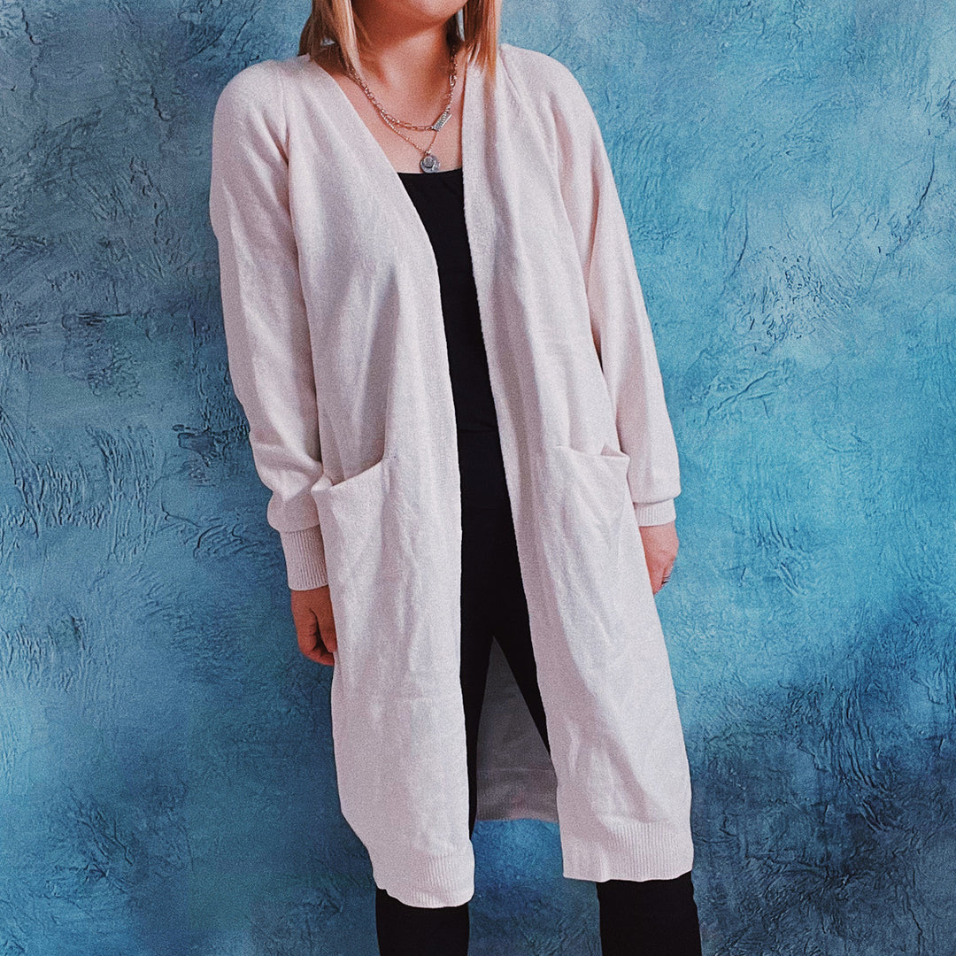 Damen lässige Strickjacke mit tiefem Schnitt und praktischen Taschen EB