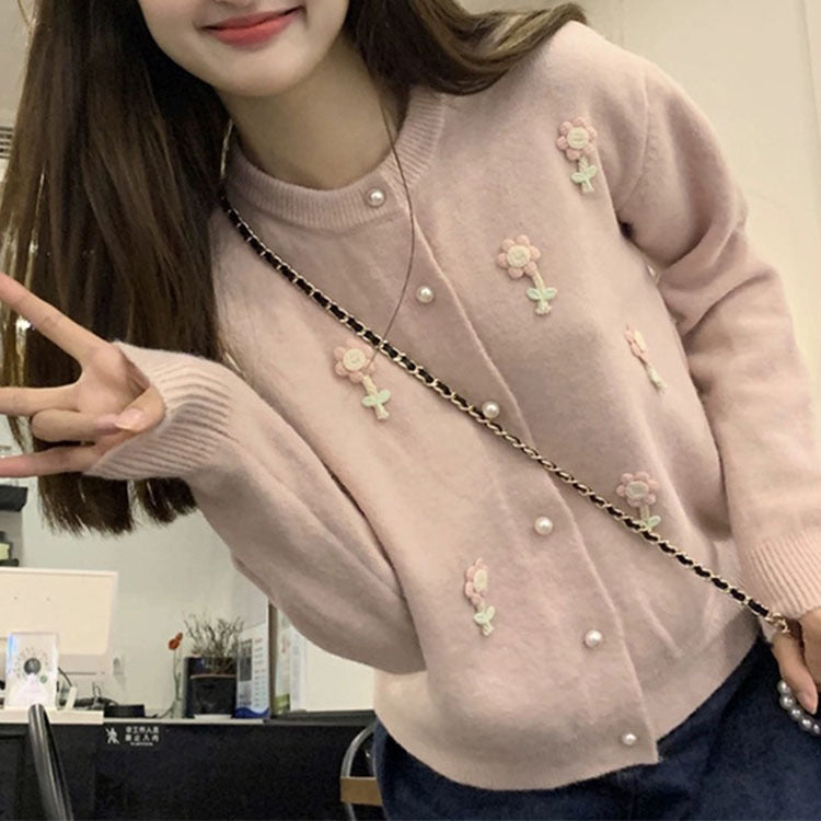 Damen Strickjacke mit kunstvollen Blumenapplikationen und eleganten Perlenknöpfen EB