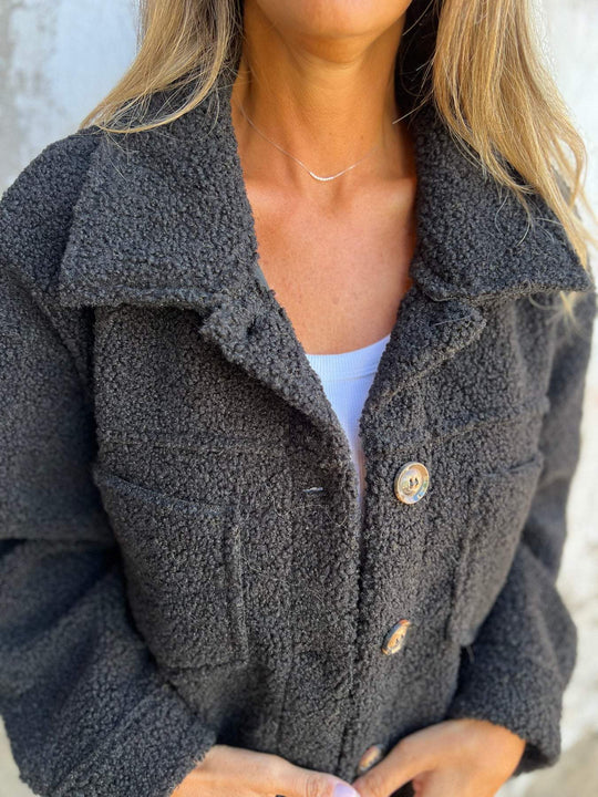 Damen nan Teddyjacke mit großem Reverskragen, durchgehender Knopfleiste und aufgesetzten Pattentaschen EB