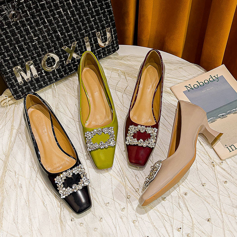 Damen elegante Pumps mit funkelndem Schmuckdetail EB
