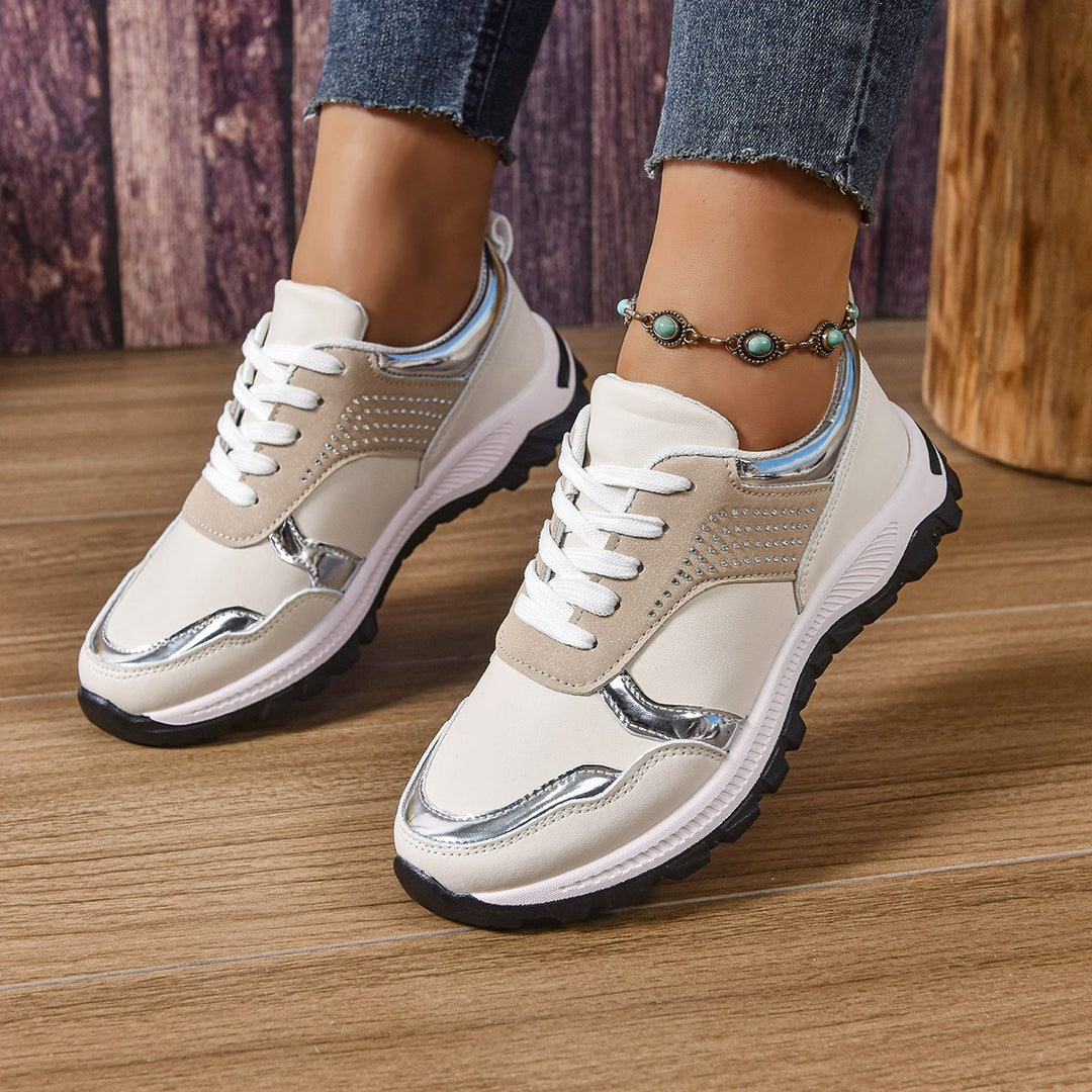 Damen modischer City-Chunky-Sneaker mit Metallic-Akzenten, Ziernieten und dämpfender Leichtsohle EB