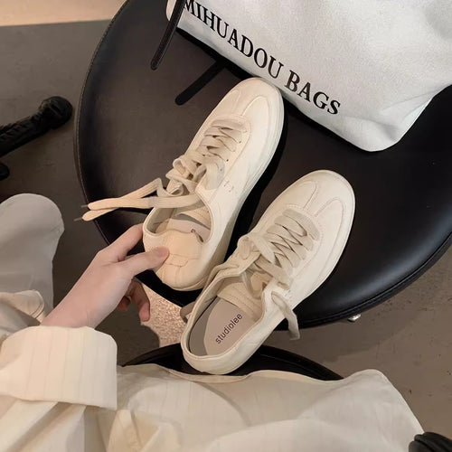Damen Sportliche Sneaker mit minimalistischer Silhouette und atmungsaktiver Oberflächenstruktur EB