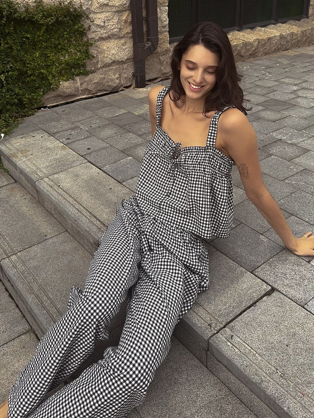 Damen Fließendes Sommer-Jumpsuit mit Karomuster und verstellbaren Trägern EB