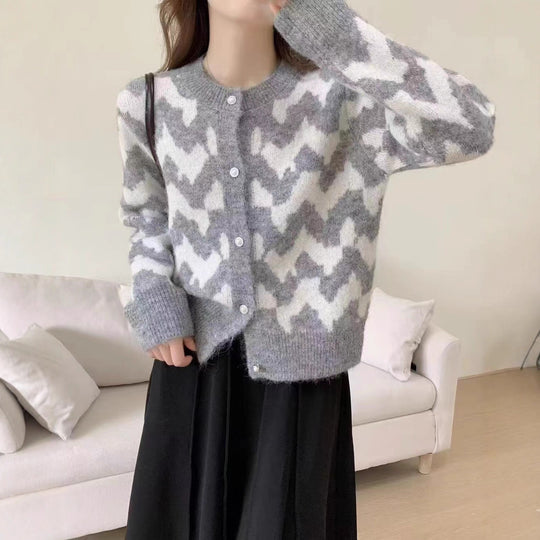 Damen Strickjacke mit modernem Zickzackmuster und dekorativen Knöpfen EB