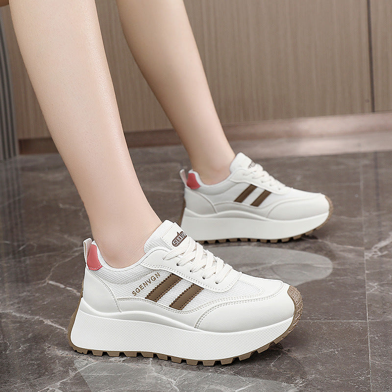 Damen Sportliche Plateau Sneakers mit strukturierter Laufsohle und modischen Akzenten EB
