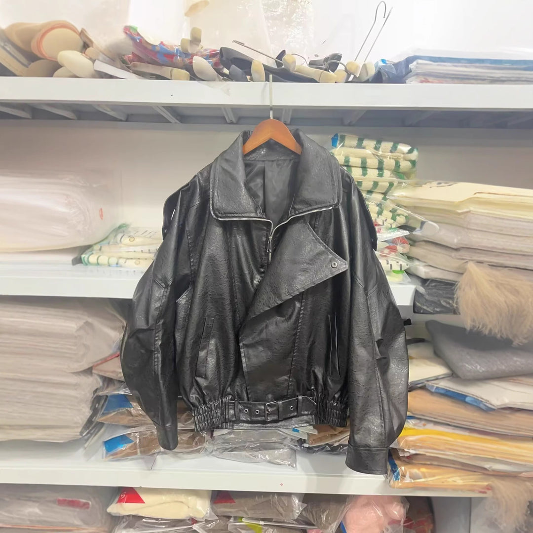 Damen modische Kunstlederjacke mit asymmetrischem Schnitt und dekorativem Gürtel EB