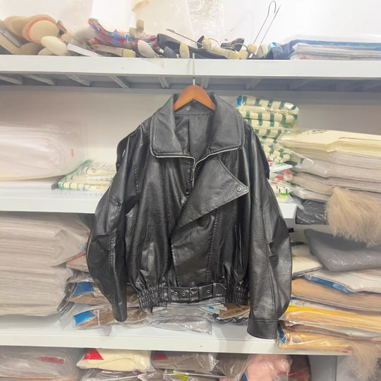 Damen modische Kunstlederjacke mit asymmetrischem Schnitt und dekorativem Gürtel EB