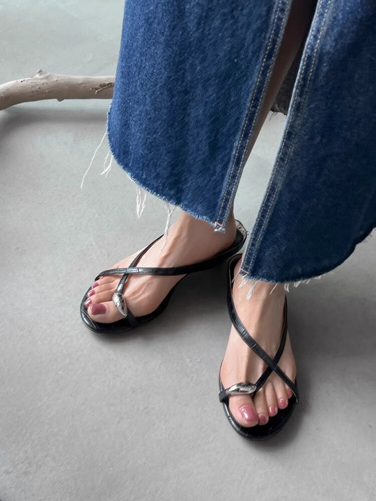 Damen Elegante Zehentrenner-Sandalen mit modischem Riemendesign und goldfarbenen Akzenten EB