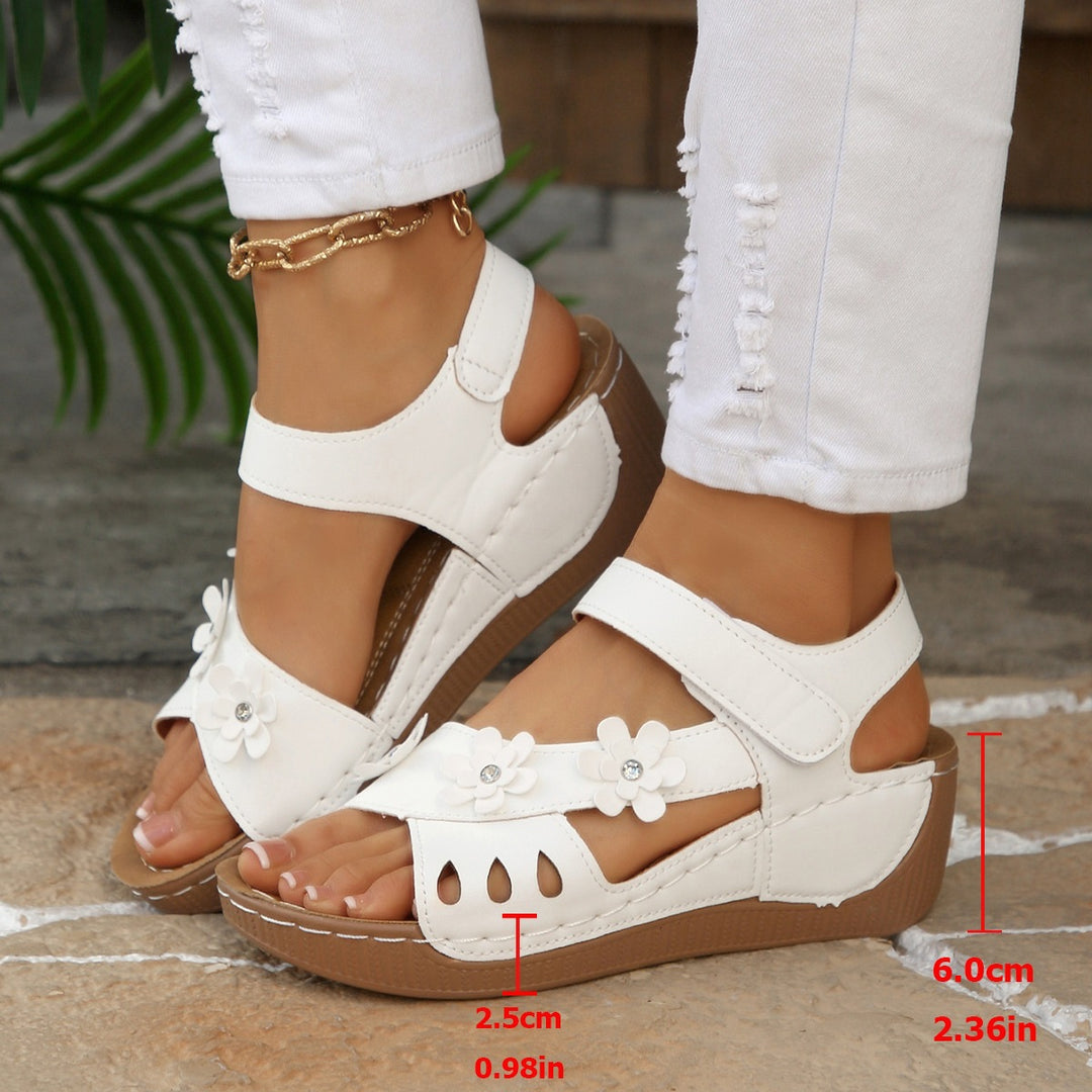 Damen Komfort-Wedgesandalen mit verstellbarem Klettverschluss und Blütenapplikation EB