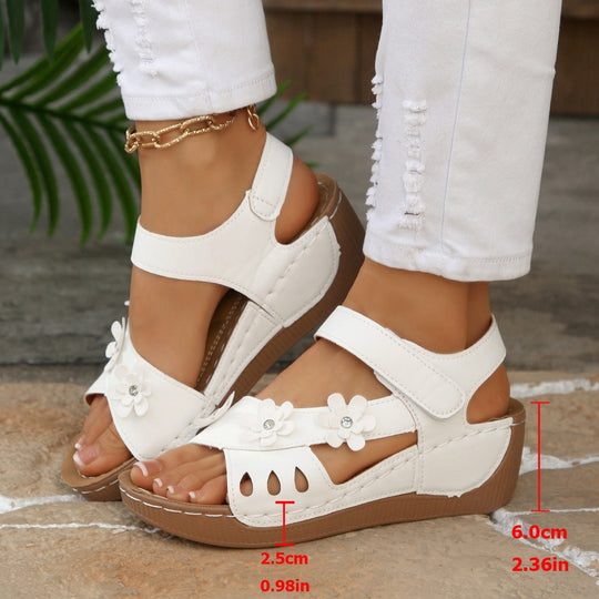Damen Komfort-Wedgesandalen mit verstellbarem Klettverschluss und Blütenapplikation EB