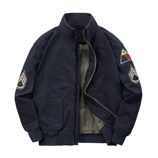 Herren nan militärisch inspirierte Bomberjacke mit aufgesetzten Patches, verdecktem Reißverschluss und elastischen Bündchen EB