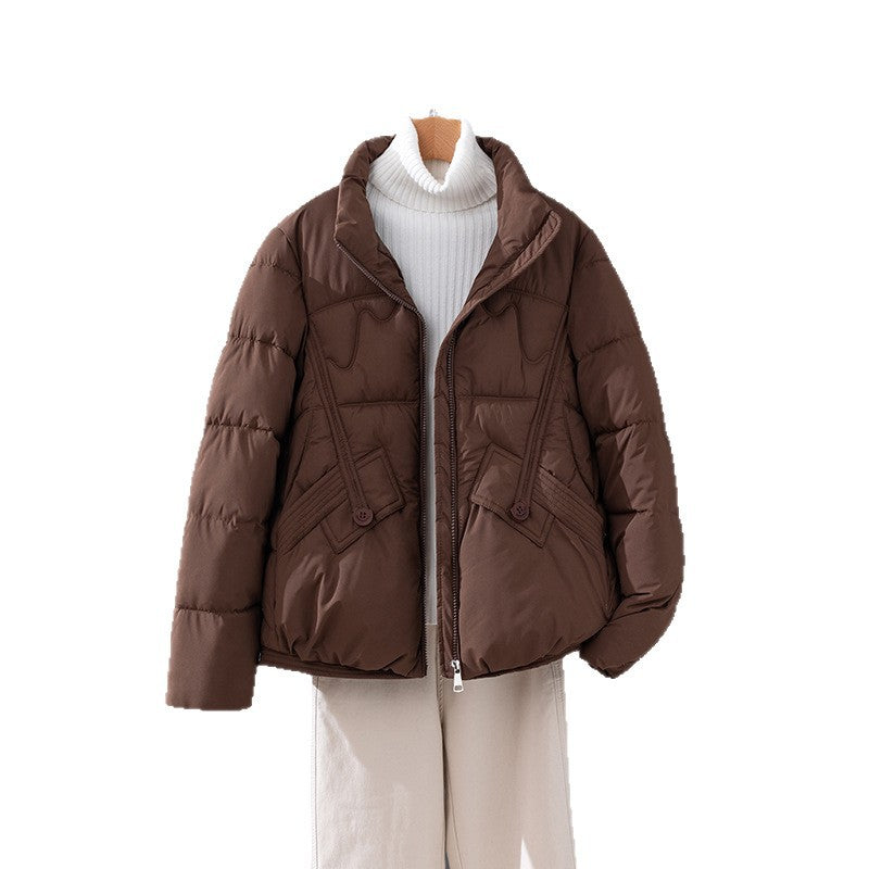 Damen nan kurzer Steppblouson mit hoher Kragenblende, diagonal gesetzten Ziernähten und aufgesetzten Pattentaschen EB