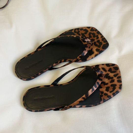 Damen Zehentrenner-Sandalen mit stilvollem Leopardenmuster und eleganten Riemen EB