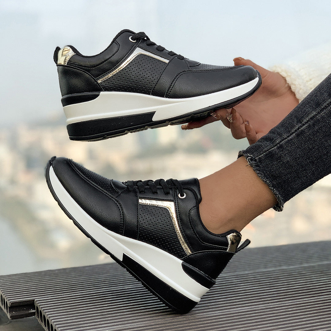 Damen Keilabsatz-Sneaker mit perforierten Einsätzen und Metallic-Details EB