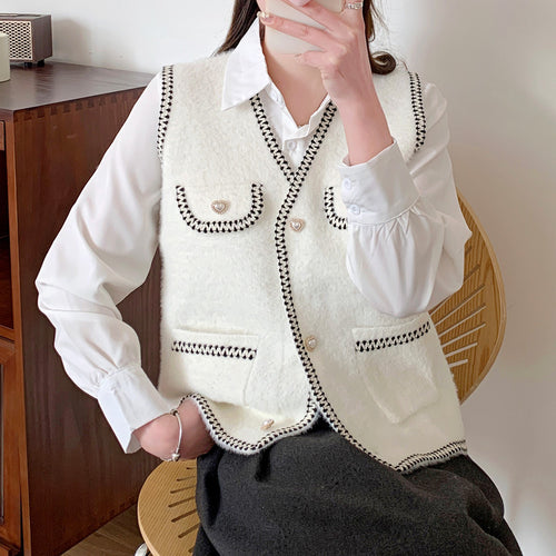 Damen Strickjacke mit Herzknöpfen und kontrastierenden Details EB