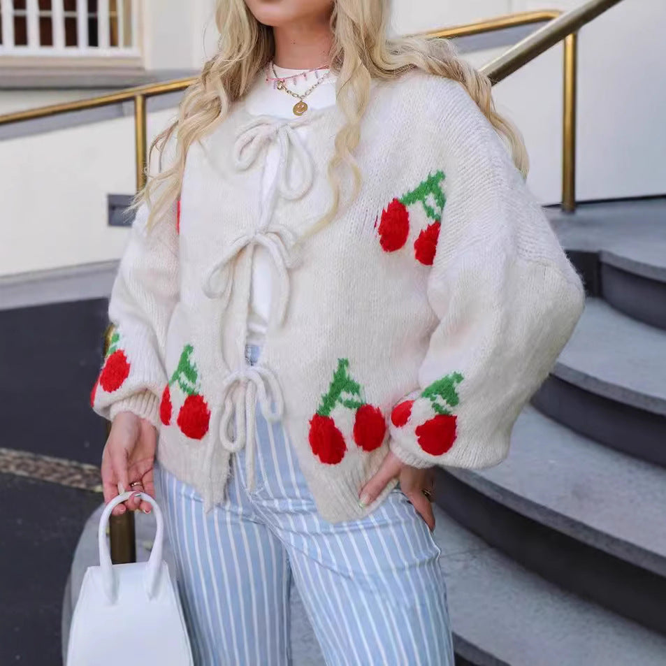 Damen Strickjacke mit verspieltem Kirschmotiv und Taillierung EB