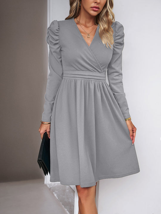 Damen Wickelkleid mit V-Ausschnitt, gerafften Puffärmeln und tailliertem Faltenrock EB