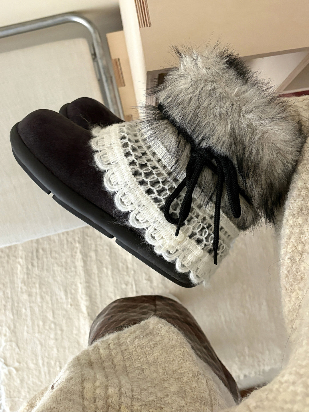 Damen Modische Winterstiefel mit kuscheligem Innenfutter und dekorativen Details EB