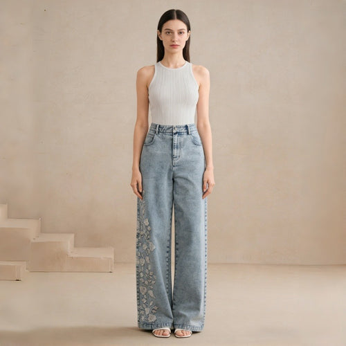 Damen Weitgeschnittene Jeans mit floralem Stickdesign EB