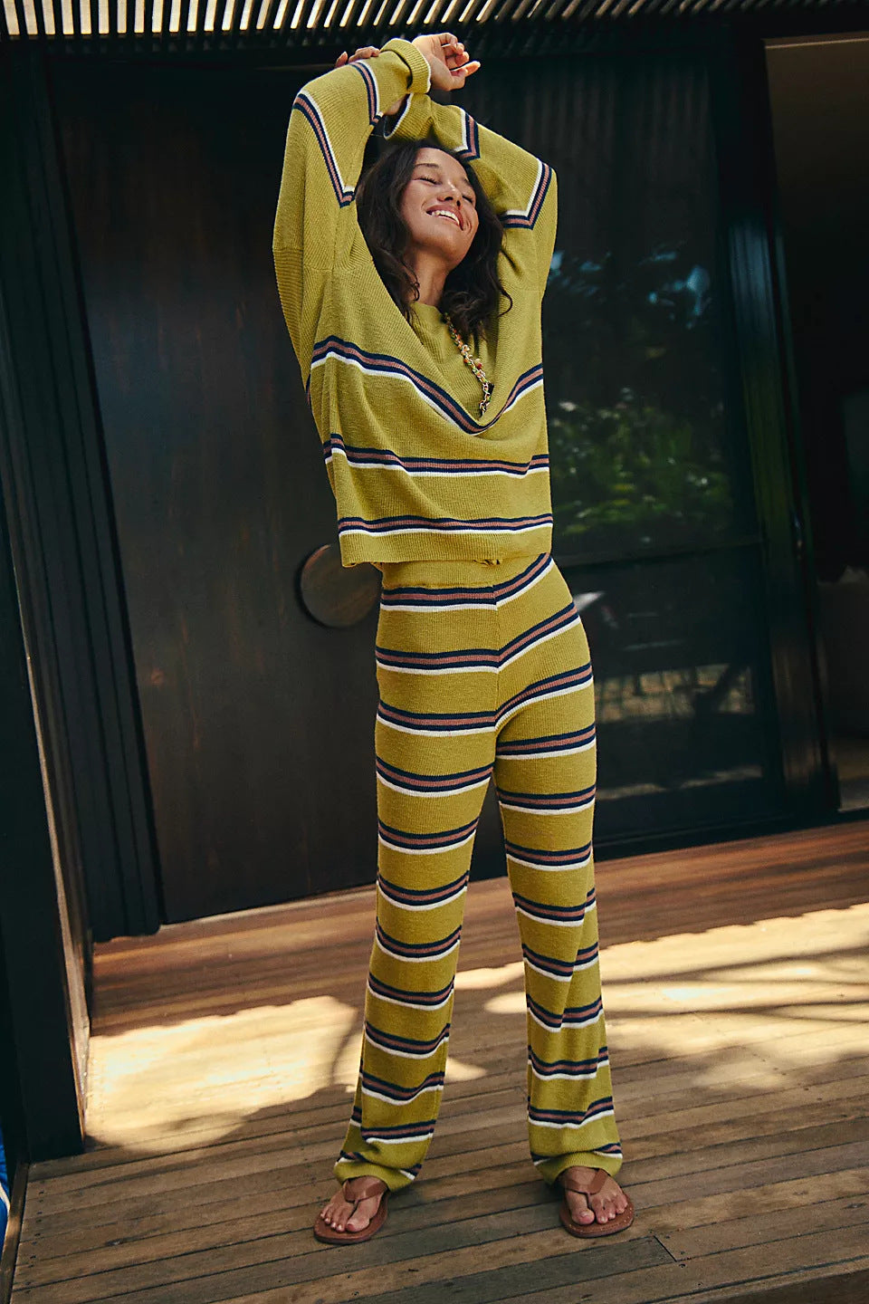 Damen gestreiftes Strick-Lounge-Set mit weichem Oversize-Pullover und weitem High-Waist-Hose Eichborn Berlin