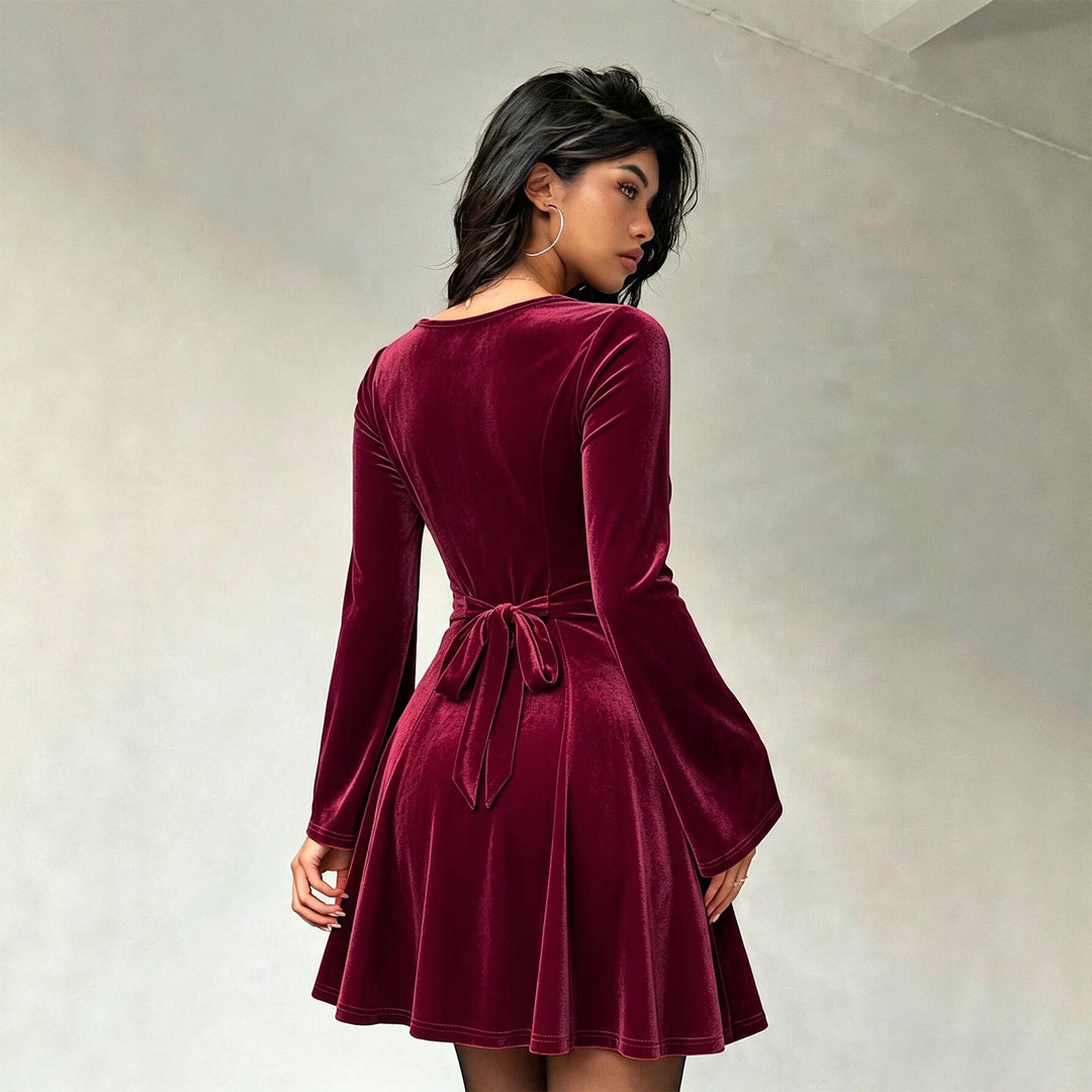 Damen Samt-Skaterkleid mit ausgestelltem Rock, U-Boot-Ausschnitt und Glockenärmeln Eichborn Berlin