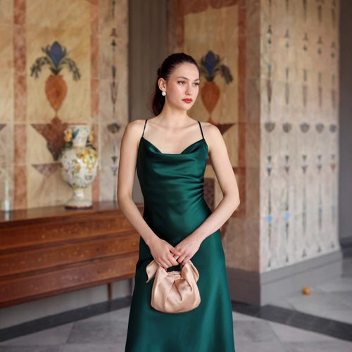 Damen Glänzendes Satin Minikleid mit Spaghettiträgern und elegantem V-Ausschnitt EB