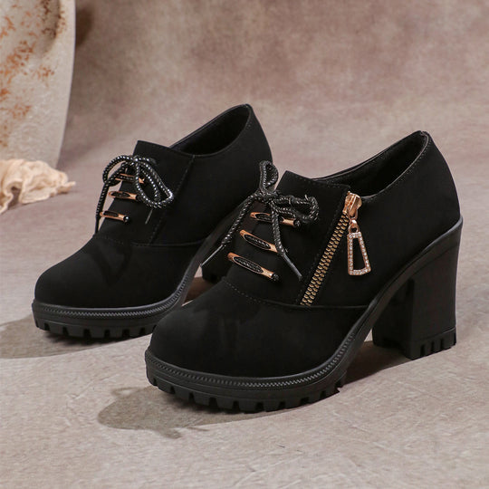 Damen nan elegante Schnür-Booties mit robustem Profilabsatz, seitlichem Reißverschluss und dekorativem Anhänger EB