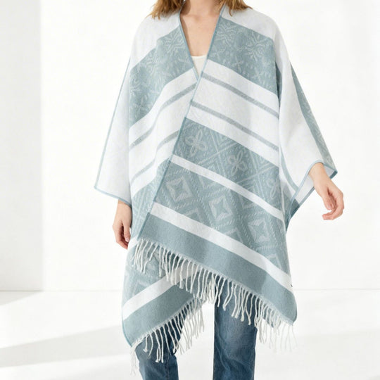 Damen Überwurfcape mit Jacquard‑Strick, V‑Ausschnitt und Fransensaum EB