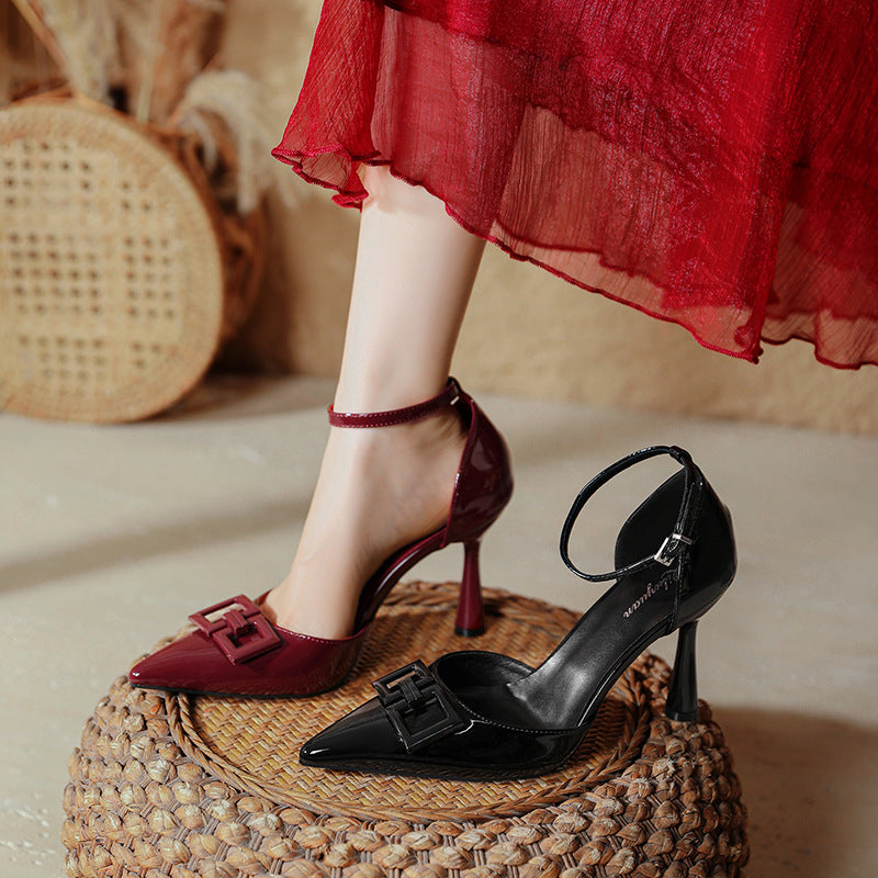Damen elegante Lackpumps mit modischem Riemen und charakteristischem geschnalltem Detail EB