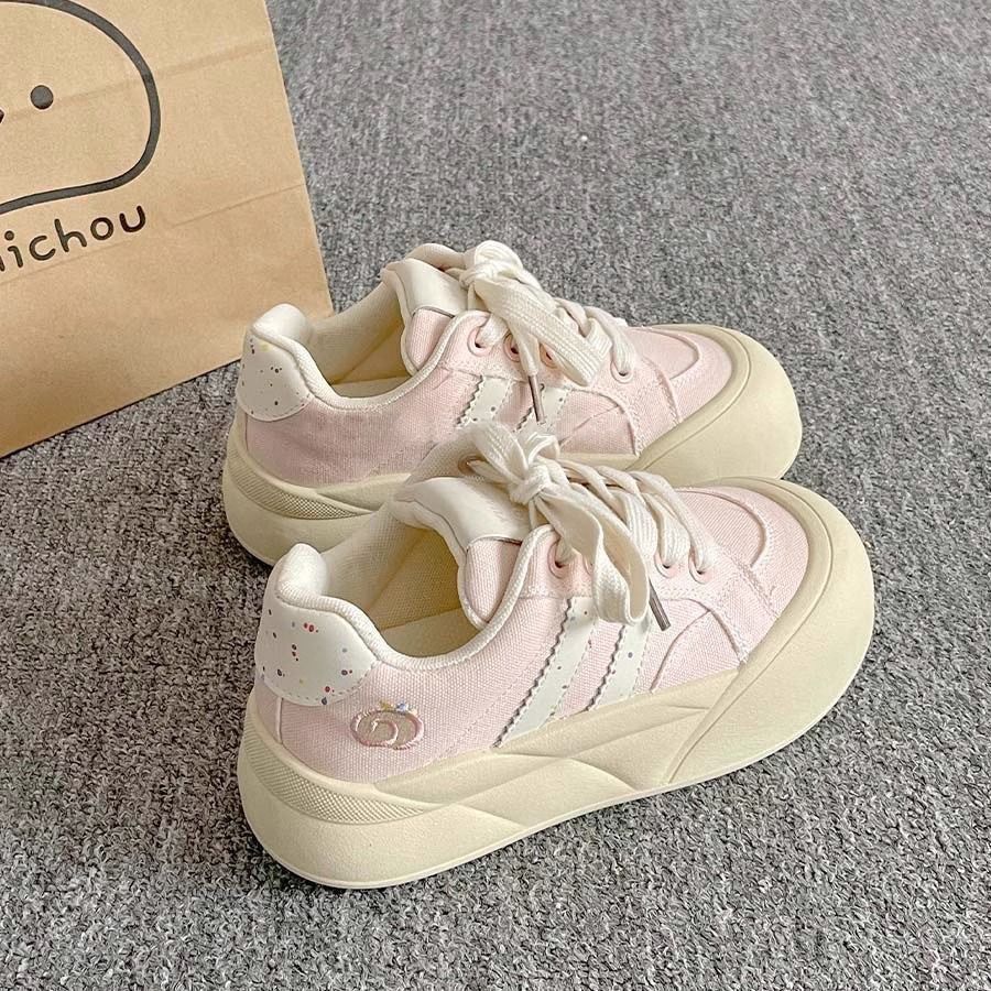 Damen Sneakers mit eleganter Struktur und modischen Details EB
