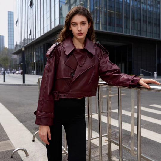 Damen nan cropped Kunstleder-Trench mit Schulterklappen, taillierendem Gürtel und verstellbaren Manschetten EB