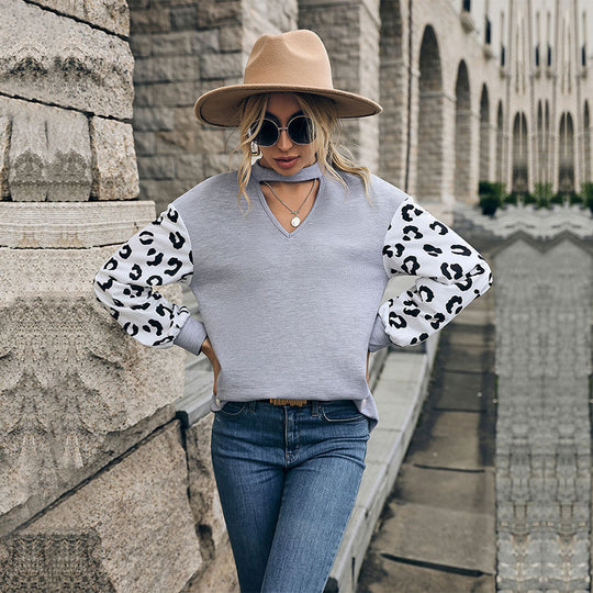 Damen Sweatshirt mit V-Ausschnitt und trendigen Leopardenärmel EB
