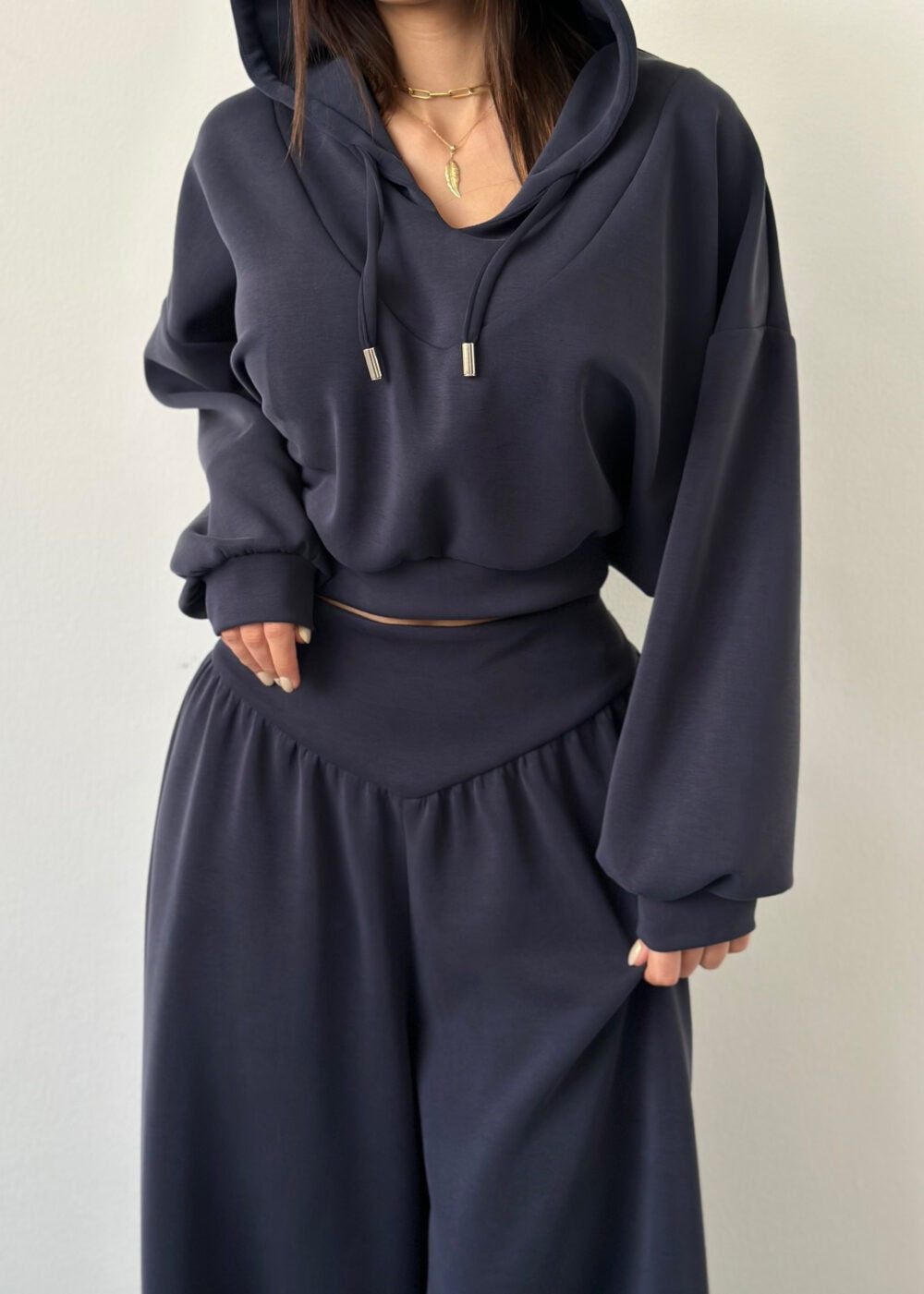 Damen nan luxuriöses Freizeitset Kapuzenpullover mit V-Ausschnittdetail und Culotte mit hoher Taille EB