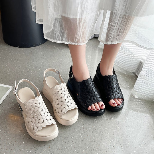 Damen nan Keilsandale mit floraler Laserperforation gepolsterter anatomischer Innensohle und verstellbarem Fersenriemen EB