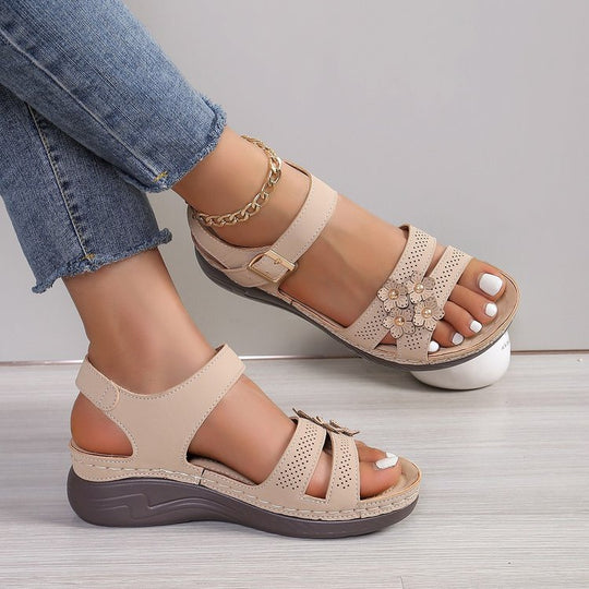Damen Bequeme Keil-Sandalen mit floralem Zierdetail, gepolstertem Komfortfußbett und verstellbarem Knöchelriemen EB