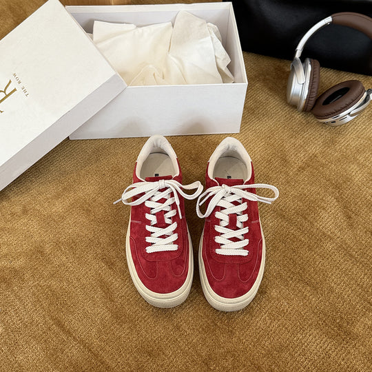 Damen Sportliche Sneakers aus hochwertigem Wildleder mit stylischen Schnürdetails EB