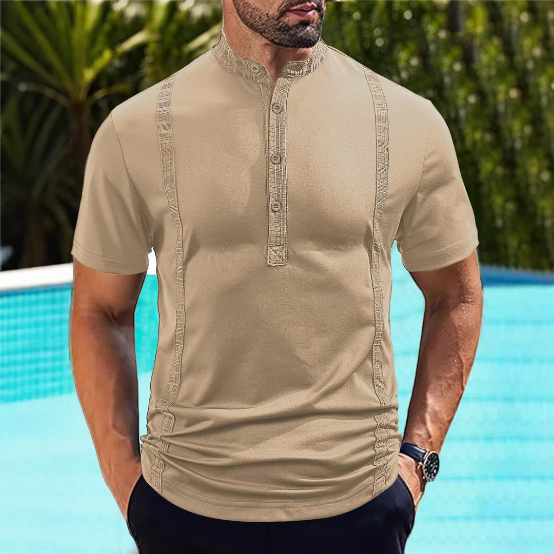 Herren nan Kurzarm-Stehkragenshirt mit verdeckter Knopfleiste, Zierpaspeln und figurbetonter Silhouette EB