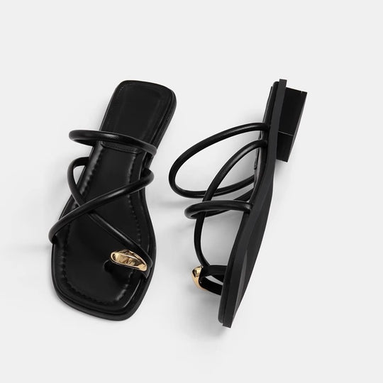 Damen elegante Zehentrenner-Sandalen mit dekorativem Riemendesign und goldfarbenem Akzent EB