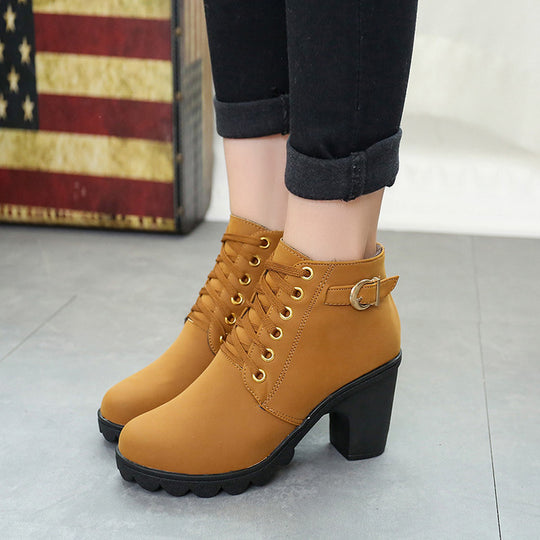 Damen nan elegante Schnür-Stiefelette mit mittlerem Blockabsatz, profilierter Gummilaufsohle und dekorativer Metallschnalle EB