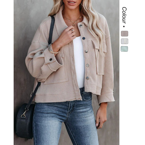 Damen Modische Kurzjacke mit einzigartigem Strukturmuster und praktischen Taschen EB