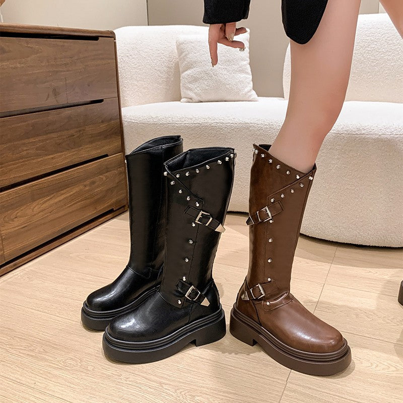 Damen Hochhackige Stiefel mit raffiniertem Riemen-Detail und glänzendem Finish EB